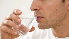 Una semplice abitudine: gli esperti spiegano perché bere un bicchiere d’acqua tiepida è benefico