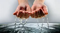 Nera, calda e conduttrice di elettricità: gli scienziati hanno scoperto il quarto stato dell’acqua