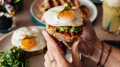 Quali alimenti mangiare a colazione e quali è meglio evitare: i consigli dei dietologi