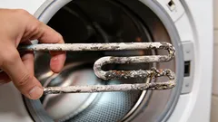 Il calcare si stacca dalla lavatrice a pezzi: non serve la chimica, basta un rimedio da cucina