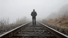 Psicologi: le persone che camminano con la testa china hanno questi tratti nascosti